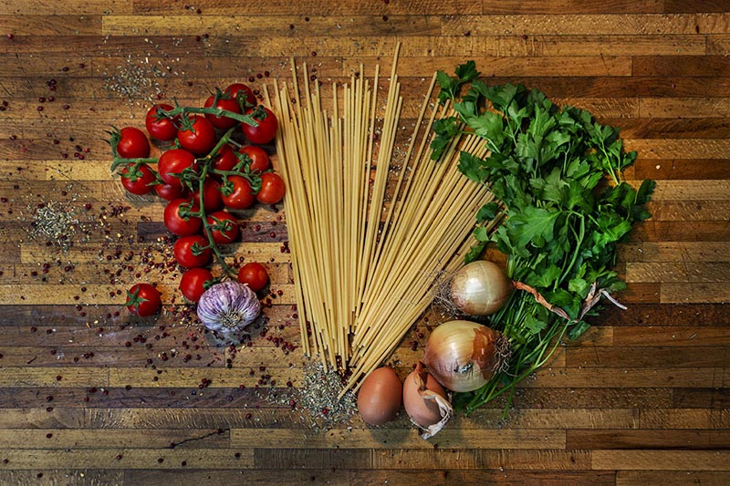 pasta cipolla basilico pomodorini